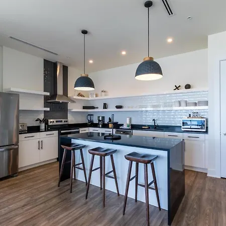 Luxury 4 Bedroom Gulf View Condo With Modern Appliances! Right Next To The Hangout!
