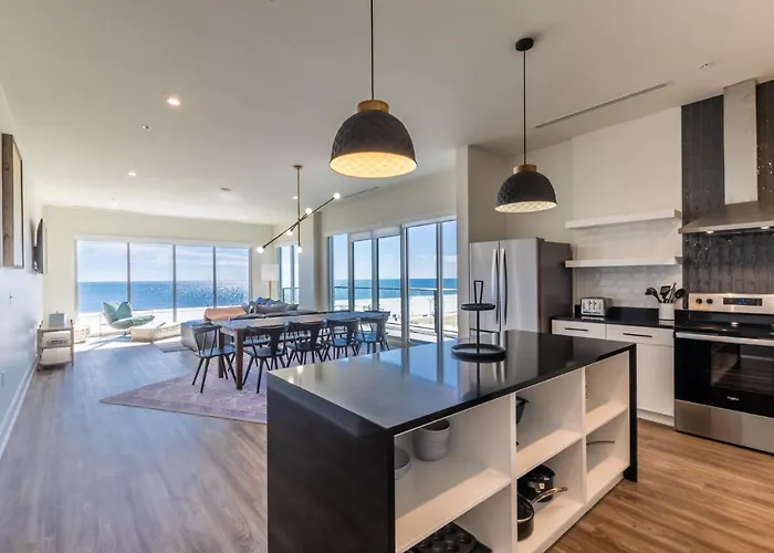 Luxury 4 Bedroom Gulf View With Modern Appliances! Right Next To The Hangout! Holiday home
