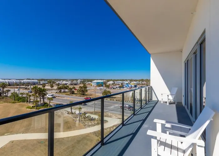 Luxury 4 Bedroom Gulf View With Modern Appliances! Right Next To The Hangout! Holiday home