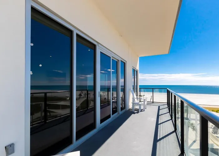 Luxury 4 Bedroom Gulf View With Modern Appliances! Right Next To The Hangout! Holiday home