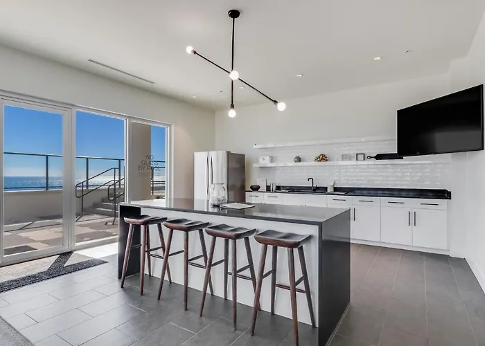 Luxury 4 Bedroom Gulf View With Modern Appliances! Right Next To The Hangout! Holiday home *
