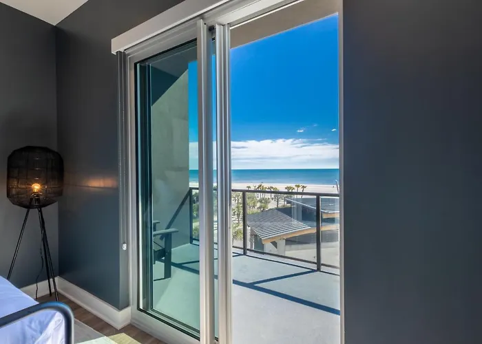 Luxury 4 Bedroom Gulf View With Modern Appliances! Right Next To The Hangout! Holiday home *