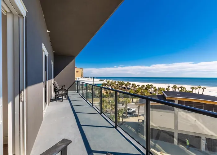 Luxury 4 Bedroom Gulf View With Modern Appliances! Right Next To The Hangout! Holiday home