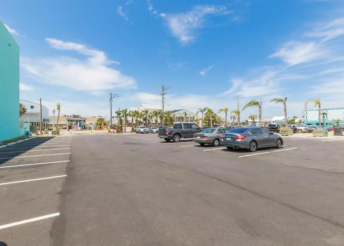 Luxury 4 Bedroom Gulf View With Modern Appliances! Right Next To The Hangout!