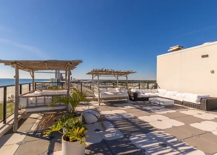 Luxury 4 Bedroom Gulf View With Modern Appliances! Right Next To The Hangout! *