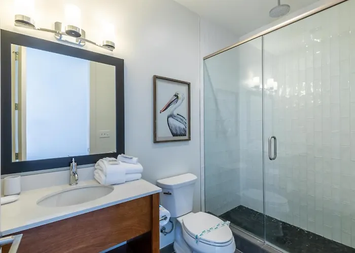 Luxury 4 Bedroom Gulf View With Modern Appliances! Right Next To The Hangout!