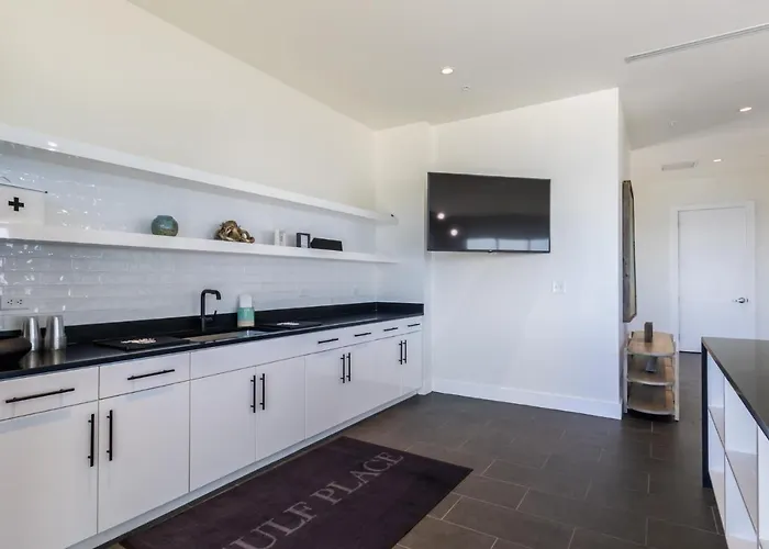 Luxury 4 Bedroom Gulf View With Modern Appliances! Right Next To The Hangout!