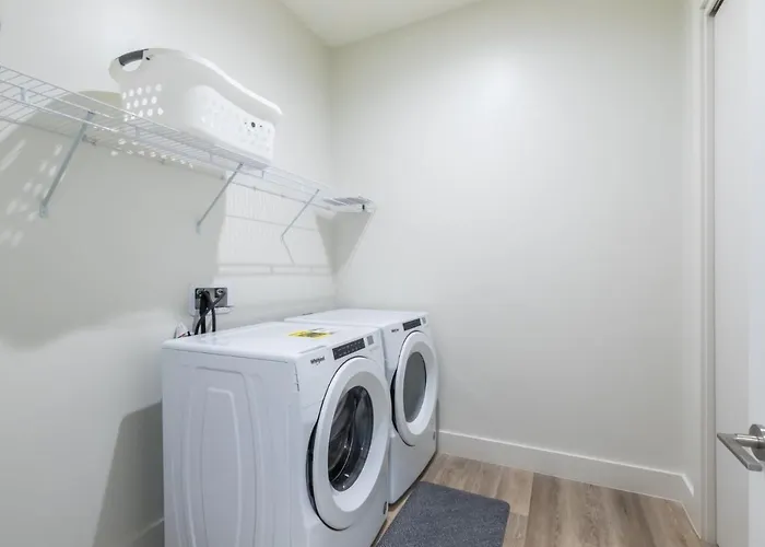 Luxury 4 Bedroom Gulf View With Modern Appliances! Right Next To The Hangout! *