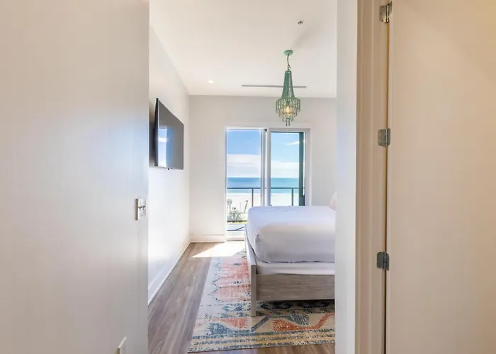 Luxury 4 Bedroom Gulf View With Modern Appliances! Right Next To The Hangout! *