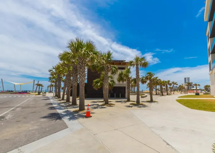 Luxury 4 Bedroom Gulf View With Modern Appliances! Right Next To The Hangout!
