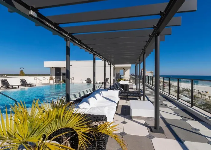 Luxury 4 Bedroom Gulf View With Modern Appliances! Right Next To The Hangout! Holiday home *
